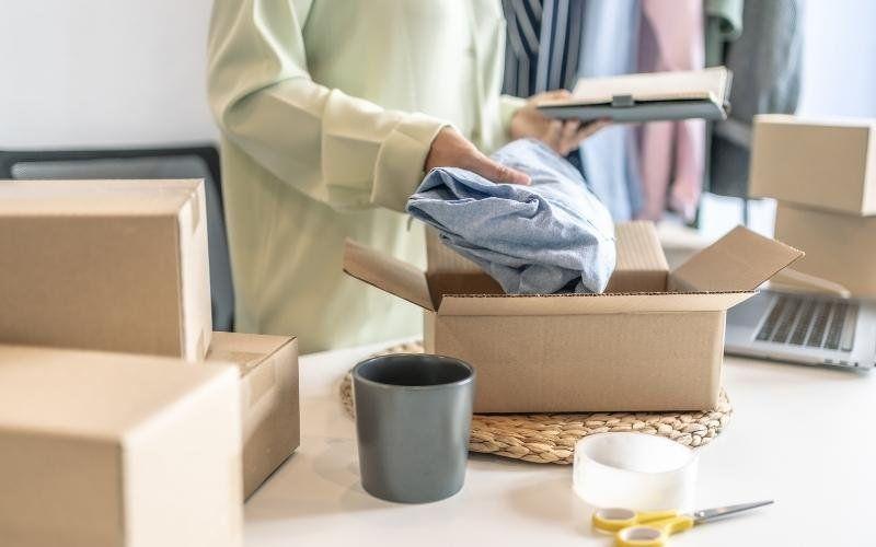 Czy możliwy jest zwrot rozpakowanego towaru z powrotem do sklepu? W jakich sytuacjach rozpakowanie towaru uniemożliwia jego zwrot? Jak sprawa się przedstawia sklepach e-commerce a jak w sklepach stacjonarnych?